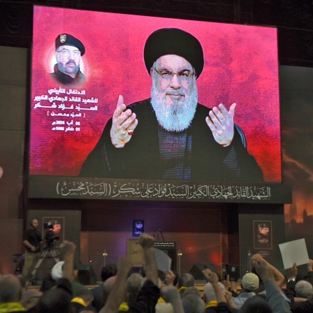 Anhänger jubeln in Beirut (Libanon), während sie eine Rede des Hisbollah-Führers Nasrallah auf einem Bildschirm verfolgen (Archivbild).