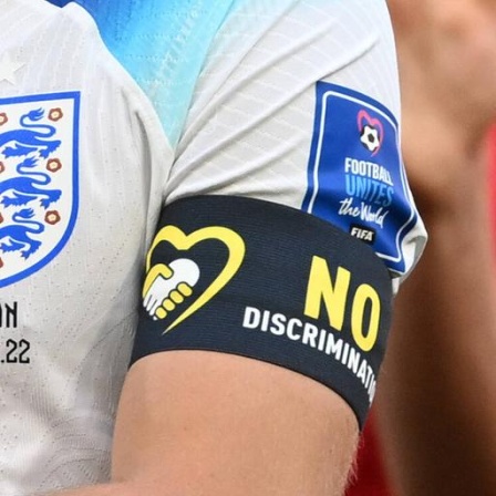 Die "No Discrimination"-Kapitänsbinde bei der Fußball-WM in Katar. Die "ONE LOVE"-Binde wurde von der FIFA offiziell verboten.