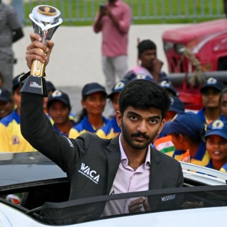 Weltmeister Dommaraju Gukesh bei einer Parade.