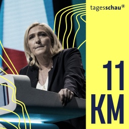 Die französische Politikerin Marine Le Pen steht an einem Podium.