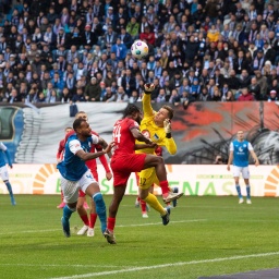 Szene aus dem Hinspiel Hansa gegen Hertha