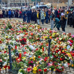 Menschen versammeln sich vor der Johanniskirche in Magdeburg zu einer Mahnwache. Am 20. Dezember 2024 ist auf dem Weihnachtsmarkt der Stadt ein Autofahrer in eine Menschengruppe gefahren.