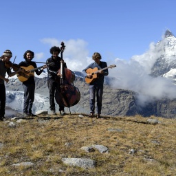 Musiker vor dem Matterhorn