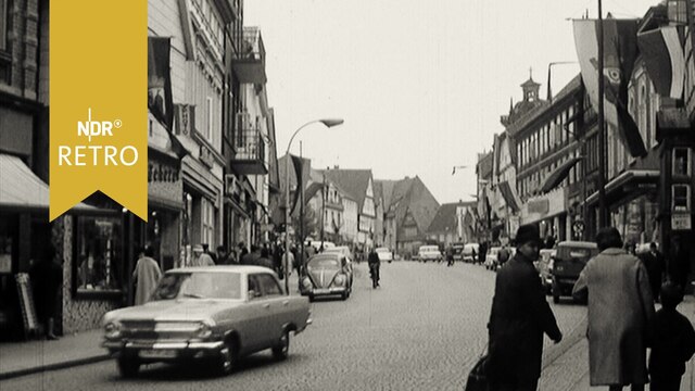 Festlich beflaggte Hauptstraße in Bückeburg zur 600-Jahrfeier 1965