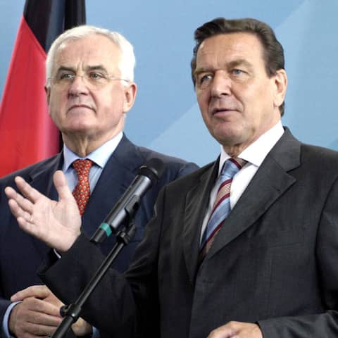 Peter Hartz (Leiter der Hartz-Kommission) zusammen mit Bundeskanzler Gerhard Schröder (SPD) bei der Vorstellung des Berichts der Hartz-Kommission