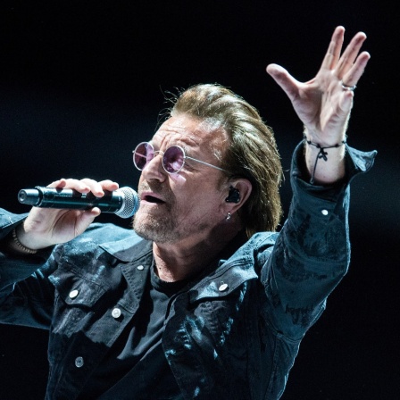 Sänger Bono von der Band U2 bei einem Auftritt