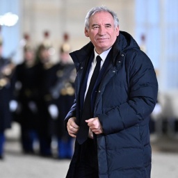 Frankreichs Premierminister Francois Bayrou trägt einen langen Daunenanorak und guckt in die Kamera.