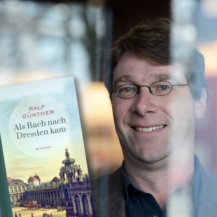 Der Schriftsteller Ralf Günther im Porträt mit viel Tiefenunschärfe im Vordergrund, daneben montiert das Buchcover zu "Als Bach nach Dresden kam"