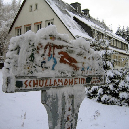 Schild mit Schriftzug &#034;Schullandheim Haus Ahlen&#034; in Winterberg