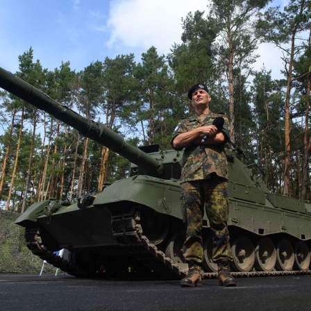 ARCHIV: Generalleutnant Andreas Marlow, Kommandeur Deutscher Anteil Multinationale Korps, steht auf dem Truppenübungsplatz Klietz vor einem Kampfpanzer vom Typ "Leopard 1 A5" (Bild: picture alliance/dpa/Klaus-Dietmar Gabbert)