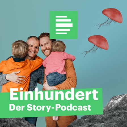 Zwei Männer, KEvin (rechts mit Locken) und René (links mit kurzen Haaren) stehen nebeneinander und blicken in die Kamera, sie haben die Arme umeinander gelegt, und jeder von ihnen hat ein Kind im Arm.