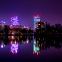 Die Skyline von Bukarest bei Nacht, in lila Farben getaucht.