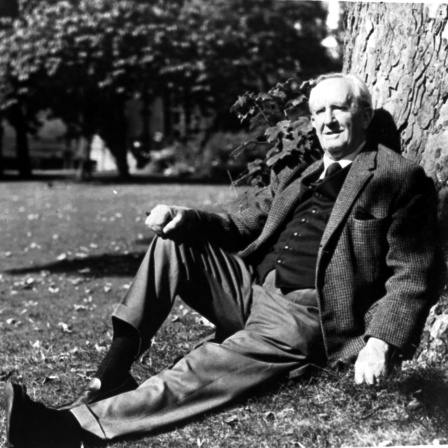 J.R.R. TOLKIEN (Professor John Ronald Reuel Tolkien) sitzt an einem Baum