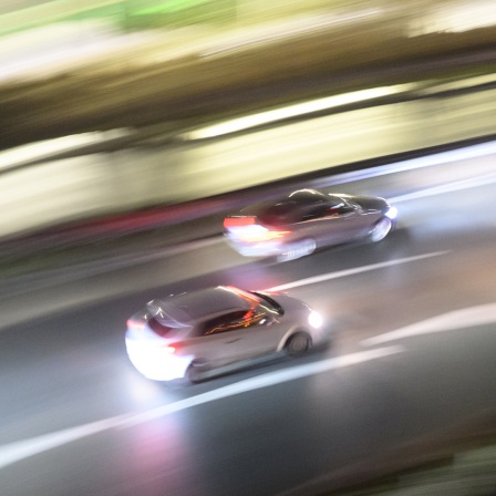 Zwei Autos fahren auf einer Straße - technisch verzerrte Aufnahme