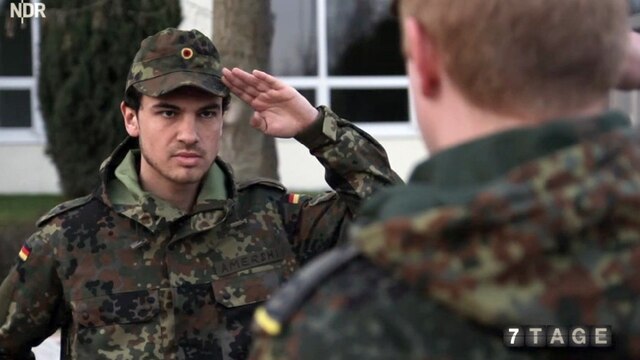 Julian Amershi salutiert einem anderen Soldaten zu.
