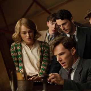 Ein Filmstill aus &#034;The Imitation Game&#034; (2014) mit Keira Knightley und Benedict Cumberbatch