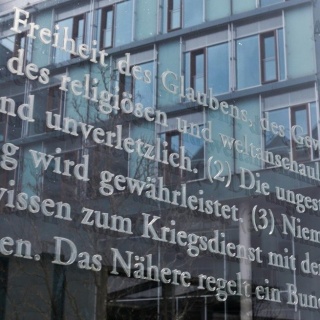 Blick auf die Artikel des Grundgesetzes an Spreepromenade in Berlin. 