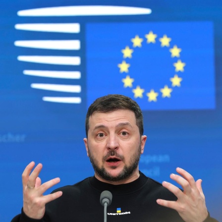 Belgien, Brüssel: Wolodymyr Selenskyj, Präsident der Ukraine, spricht auf einer Pressekonferenz während des EU-Gipfels. Die Staats- und Regierungschefs der Europäischen Union treffen sich zu einem EU-Gipfel, um über die Ukraine und die Migration zu diskutieren. 