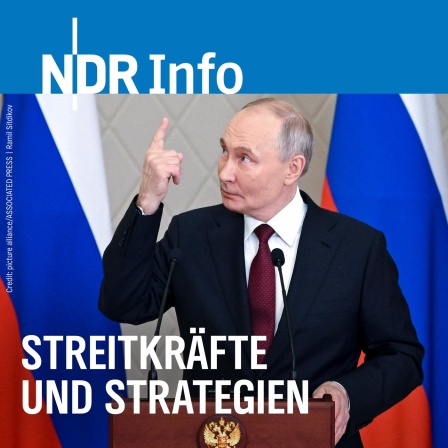 Russlands Präsident Wladimir Putin hebt während einer Pressekonferenz seinen rechten Zeigefinger nach oben.