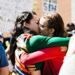 Liebe trifft Politik: Protestierende beim Küssen