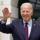 US-Präsident Joe Biden winkt Kindern zu, die an einer Veranstaltung zum "Take Your Child to Work Day" im Weißen Haus in Washington, USA, teilnehmen, 27. April 2023. 