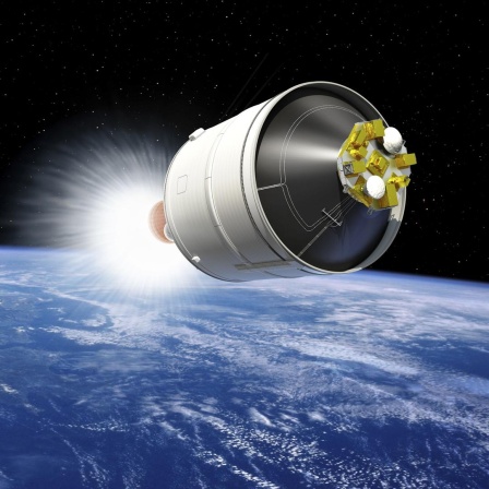 Die Oberstufe der Ariane 6 in der Erdumlaufbahn – beim Erstflug gab es ein Problem mit dem Wiederzünden der Triebwerke (Illustration). 