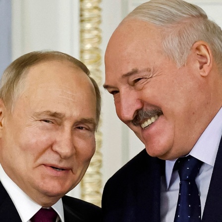 Dieses von der staatlichen russischen Nachrichtenagentur Sputnik via AP veröffentlichte Foto zeigt Wladimir Putin (l.), Präsident von Russland, und Alexander Lukaschenko, Präsident von Belarus, während einer Sitzung des Obersten Rates der Union in St. Petersburg. (Foto vom 29. Januar 2024)