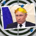 Eine Bildmontage zeigt eine Dartscheibe. Darauf ist eine Postkarte mit einer Fotomontage zu sehen. Sie zeigt Wladimir Putin mit einem golden Lorbeer-Kranz.