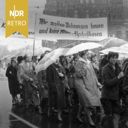 NDR Retro: Demonstranten mit einem Transparent "Wir wollen Wohnungen bauen und keine Atom-Abschußbasen"