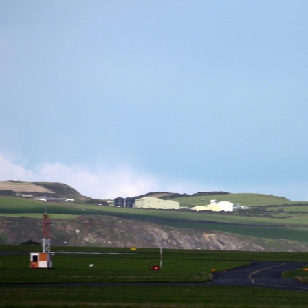 Ein Flugzeug landet auf der Isle of Man.