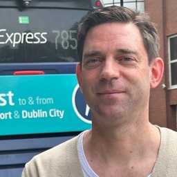 London Korrespondent Sven Lohmann steht in Belfast vor einem Bus 