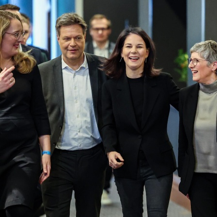 atharina Dröge (l-r, alle Die Grünen), Fraktionsvorsitzende, Robert Habeck, Bundeswirtschaftsminister, Annalena Baerbock, Bundesaußenministerin, und Britta Haßelmann, Fraktionsvorsitzende