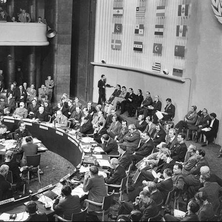 Die UN-Vollversammlung verabschiedet am 10.12.1948 im Palais de Chaillot in Paris die Allgemeine Erklärung der Menschenrechte.