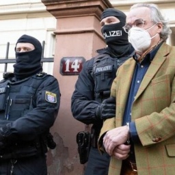 Bei einer Razzia gegen mutmaßliche Reichsbürger Ende 2022 führen vermummte Polizisten, nach der Durchsuchung eines Hauses Heinrich Prinz Reuß (r.) zu einem Polizeifahrzeug.