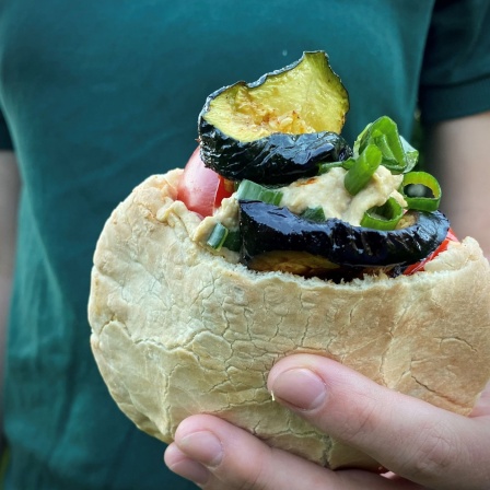 Pita mit gegrilltem Gemüse und Hummus gefüllt
