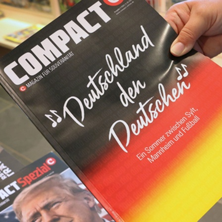 Eine Hand hält eine Ausgabe des Magazins "Compact"in die Kamera, 16.07.2024.