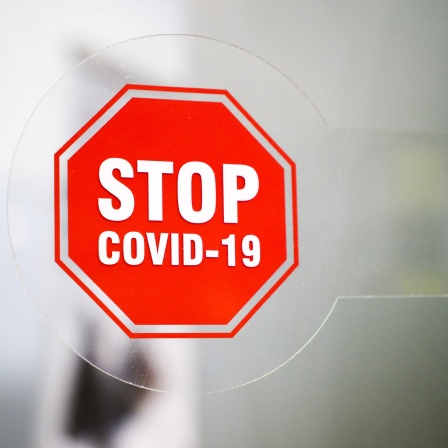 Aufkleber mit der Aufschrift &#034;Stop COVID-19&#034;