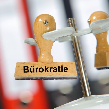 Ein Holzstempel mit der Aufschrift Bürokratie.