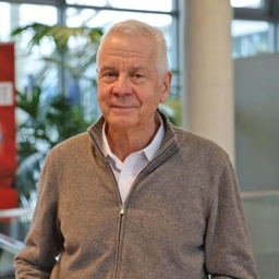 Matthias Politycki ist zur Aufnahme bei NDR Kultur am 28.02.2025 - und steht im Treppenhaus von Haus 12 vor einem NDR Kultur Aufsteller.