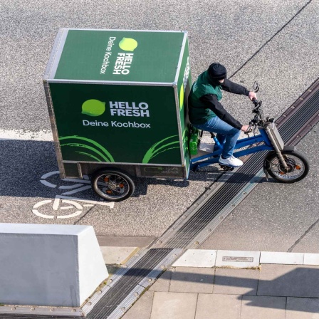 Hello Fresh Lierferdienst per Lastenrad (Bild: picture alliance / Jochen Tack)