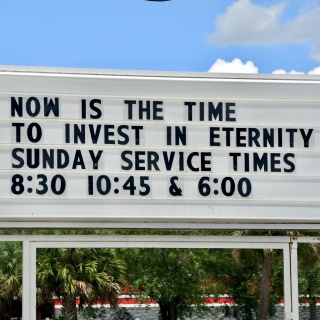 Das Beitragsbild des WDR3 Kulturfeature "Armageddon - eine amerikanische Obsession" zeigt ein Schild der Boulevard Baptist Church in Folrida mit der Aufschrift "Time to invest in eternity".