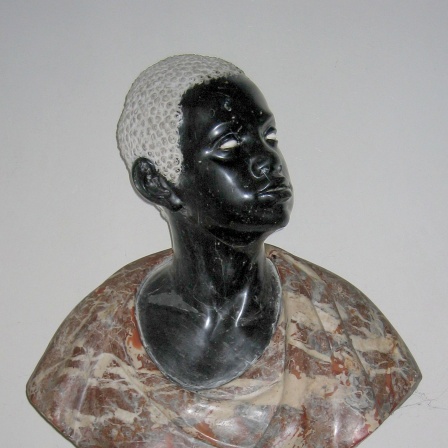 Unbekannter Bildhauer: Bildnis eines Afrikaners, 17. oder 1. Hälfte 18. Jh., farbiger Naturstein © SPSG 