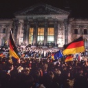 Menschen feiern am 3. Oktober 1990 vor dem Berliner Reichstag die wiedergewonnene Einheit