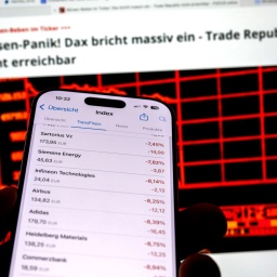 Thema Börsenbeben nach dem Zoll-Streit aus Amerika: Tagesaktuelle Börsen-Daten auf einem iPhone16 Smartphone-Screen: Aktuelle Daten vom DAX zeigen massive Kursverluste am Montag 07. April 2025 aufgrund der Zölle von Präsident Trump in den USA.