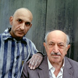 Foto zeit Simon Wiesenthal und den Schauspieler Ben Kingsley in Häfltingskleidung am Drehort des Films "Recht, nicht Rache" (Originaltitel Murderers Among Us: The Simon Wiesenthal Story), einem Filmdrama aus dem Jahr 1989, das die Lebensgeschichte des Nazijägers Simon Wiesenthal erzählt.