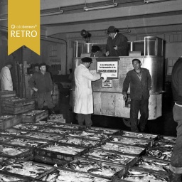 Männer in der Fischauktionshalle des Fischereihafen in Bremerhaven im Oktover 1964
