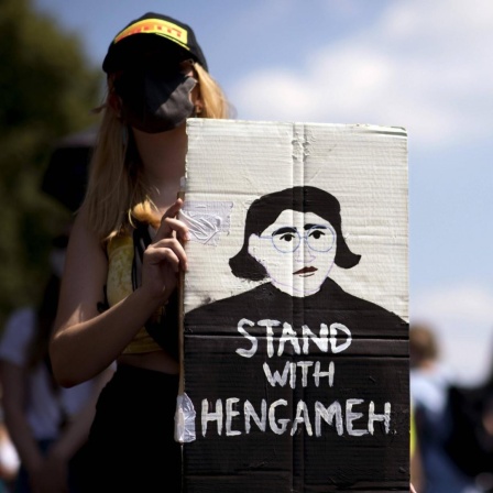 Black Lives Matter Demonstration Berlin, 27.06.2020: Demonstranten mit Schild 'Stand with Hengameh' und Bild der Journalistin Hengameh Yaghoobifarah , umstritten durch ihre Kolumne in der Taz, auf der Kundgebung und Demonstration gegen Rassismus und Poliz