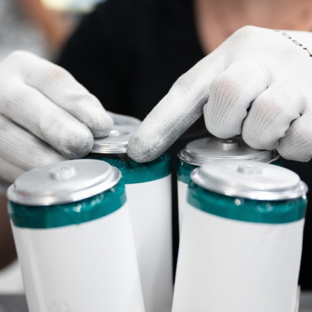 Eine Mitarbeiterin des Batteriezellenherstellers Skeleton Technologies GmbH setzt in der Produktion einen Superkondensator zusammen.
