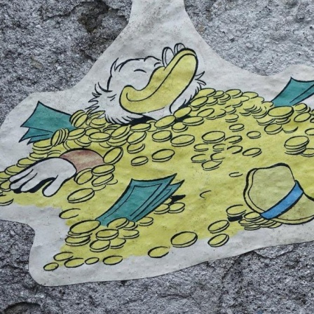 Streetart mit Dagobert Duck, der in Geld badet