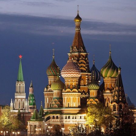 Die Kreml-Mauer mit dem Erlöserturm (l-r) und Nikolausturm und die Basilius-Kathedrale im Zentrum der russischen Hauptstadt Moskau